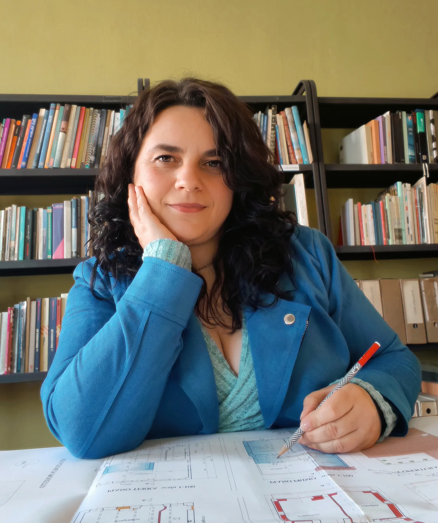 L'architetto Laura Gardino nel proprio studio
