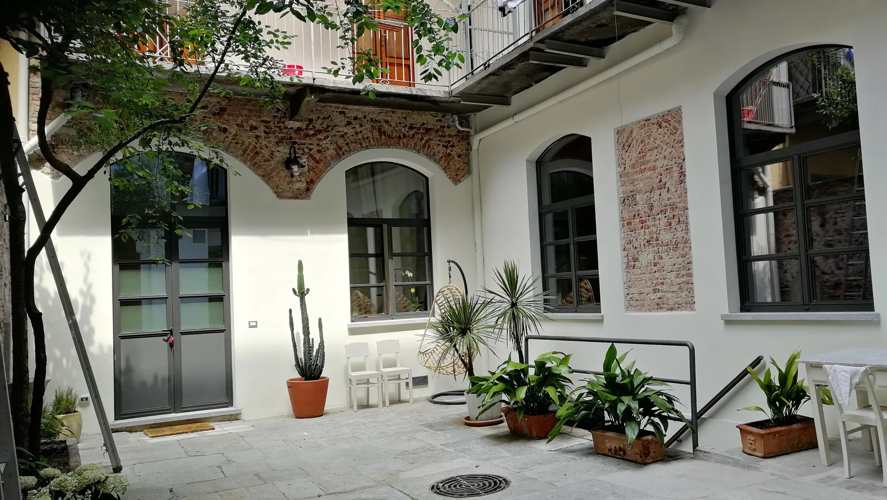 Cortile interno ristrutturato in via Berthollet a Torino